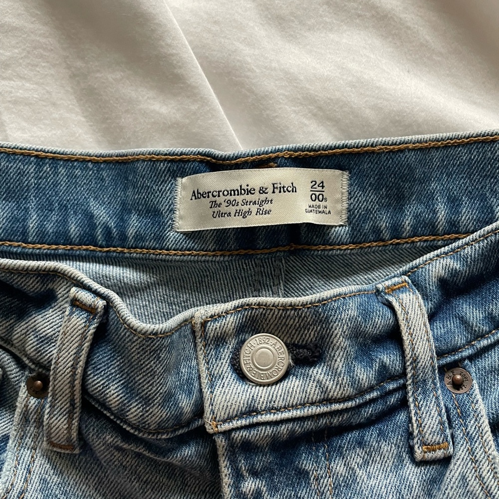 Abercrombie 90s Straight Ultra High Rise - SIZE 24 SHORT